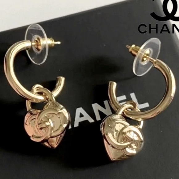CHANEL GOLD EARRINGS WITH CC LOGO IN THE CENTER - Picture 3 of 10